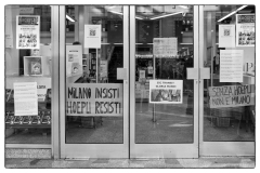 © Alessandra Attianese - Cartelli di protesta dei lavoratori e delle lavoratrici all'ingresso della libreria in via Via Hoepli, 5