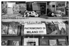 © Alessandra Attianese - Cartelli di protesta dei lavoratori e delle lavoratrici sulle vetrine esterne.