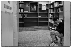L'11 aprile fuori dalle vetrine  della libreria . 