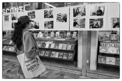 © Alessandra Attianese -  Sulle vetrine esterne i dipendenti della libreria  fotografati da Nino Romeo.